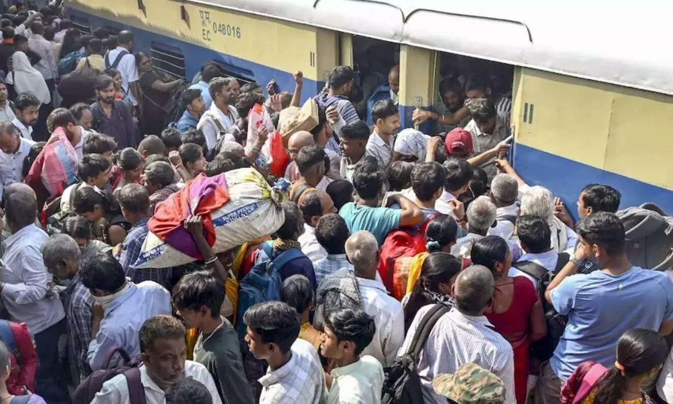 मुंबई में हुआ बड़ा ट्रेन हादसा, खचाखच भीड़ से भरी ट्रेन से गिरे यात्री, इतने लोगों की हुई मौत मुंबई में हुआ बड़ा ट्रेन हादसा, खचाखच भीड़ से भरी ट्रेन से गिरे यात्री, इतने लोगों की हुई मौत