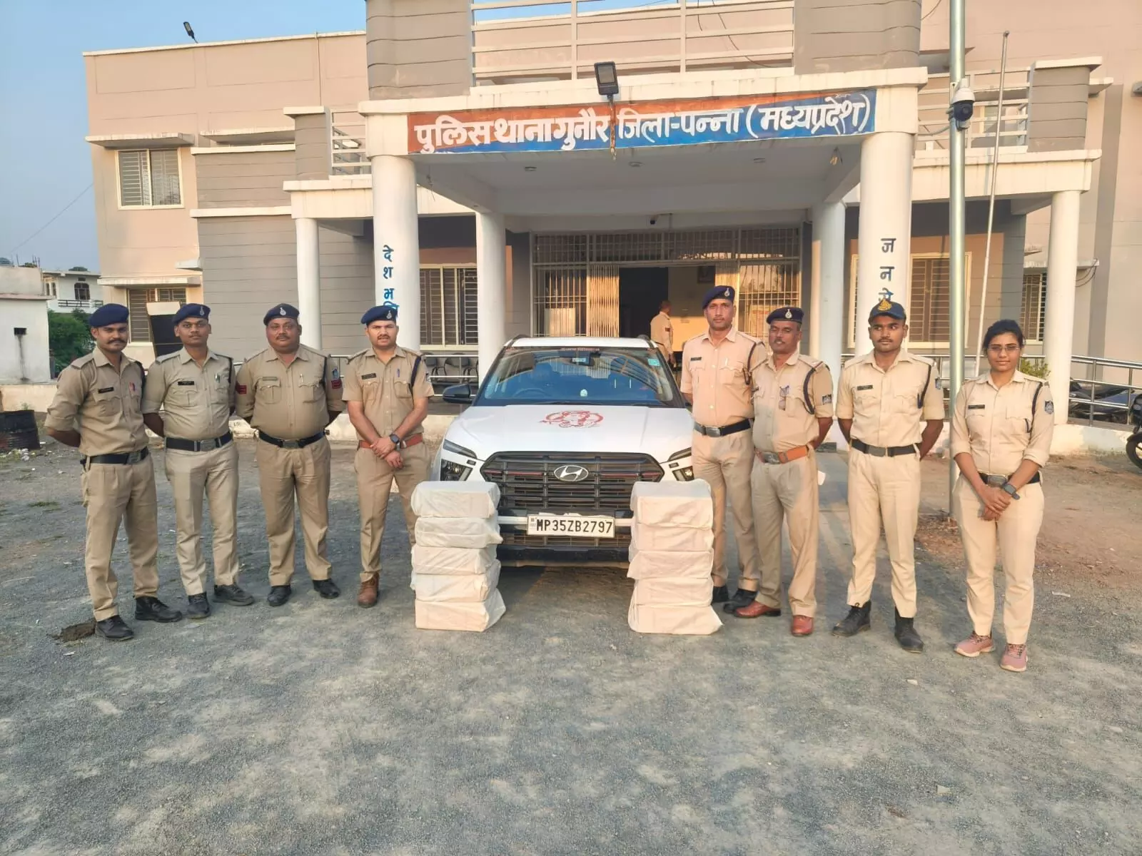 कार सहित 90 लीटर अवैध देशी शराब जप्त कार सहित 90 लीटर अवैध देशी शराब जप्त