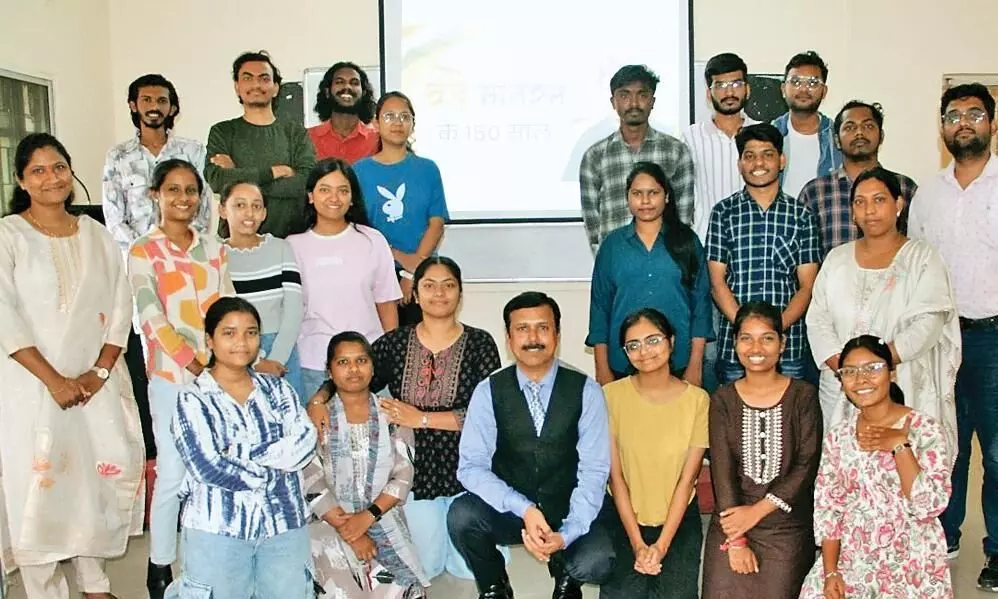 डिजिटल युग में देशभक्ति की भावना पर स्टूडेंट्स ने रखे विचार, गूंजा वंदे मातरम् का जज़्बा डिजिटल युग में देशभक्ति की भावना पर स्टूडेंट्स ने रखे विचार, गूंजा वंदे मातरम् का जज़्बा