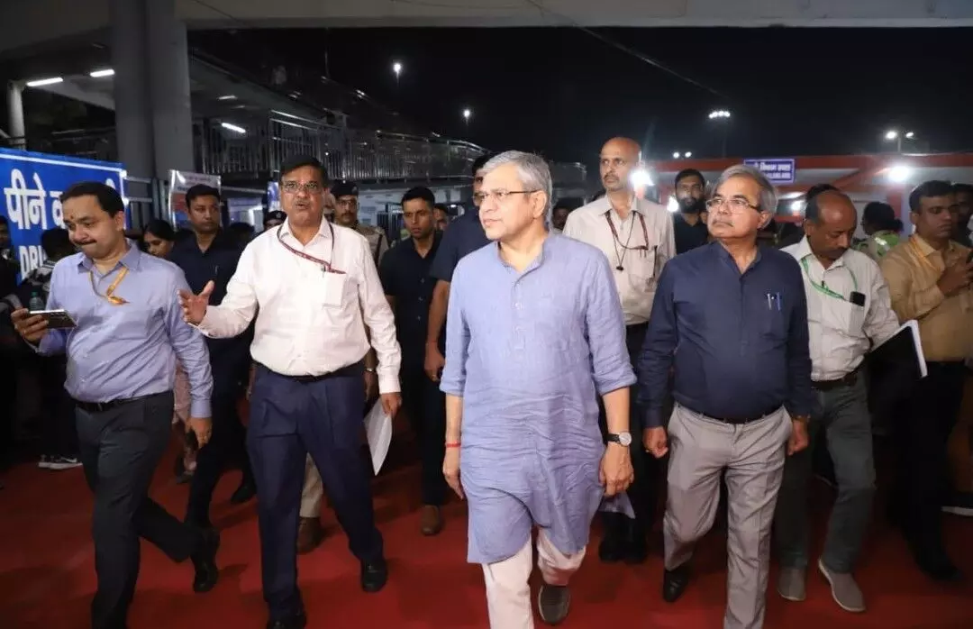 भ्रामक वीडियो डालने वालों को चेताया, रेल मंत्री ने स्टेशन पर भीड़ प्रबंधन का लिया जायजा भ्रामक वीडियो डालने वालों को चेताया, रेल मंत्री ने स्टेशन पर भीड़ प्रबंधन का लिया जायजा
