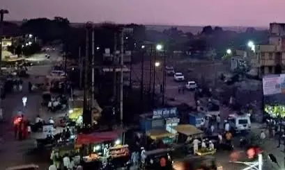 माजलगांव के कई इलाकों में अंधेरा- एक सप्ताह से बंद हैं स्ट्रीट लाइटें, तेज रफ्तार बाइक की टक्कर से एक की मौत माजलगांव के कई इलाकों में अंधेरा- एक सप्ताह से बंद हैं स्ट्रीट लाइटें, तेज रफ्तार बाइक की टक्कर से एक की मौत