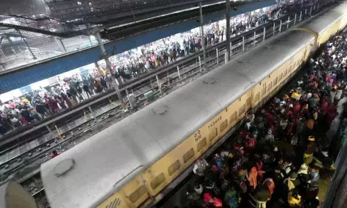 दिवाली-छठ से पहले ही आई बड़ी रेल परेशानी! दिल्ली से लेकर मुंबई तक भारी भीड़, 12 घंटे पहले से लगानी पड़ रही है लाइन दिवाली-छठ से पहले ही आई बड़ी रेल परेशानी! दिल्ली से लेकर मुंबई तक भारी भीड़, 12 घंटे पहले से लगानी पड़ रही है लाइन