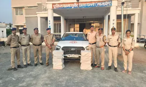 कार सहित 90 लीटर अवैध देशी शराब जप्त कार सहित 90 लीटर अवैध देशी शराब जप्त