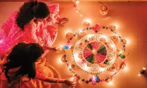 इको फ्रेंडली थीम - रंगोली से बढ़ेगी घर-आंगन की रौनक, स्मार्ट व सेंसर वाले दीयों का चलन बढ़ा इको फ्रेंडली थीम - रंगोली से बढ़ेगी घर-आंगन की रौनक, स्मार्ट व सेंसर वाले दीयों का चलन बढ़ा