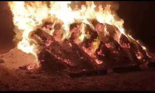 अज्ञात लोगों ने सोयाबीन के ढेर को लगाई आग, किसान की पूरी फसल जलकर राख - मामले की जांच शुरु अज्ञात लोगों ने सोयाबीन के ढेर को लगाई आग, किसान की पूरी फसल जलकर राख - मामले की जांच शुरु