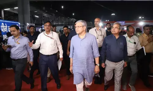 भ्रामक वीडियो डालने वालों को चेताया, रेल मंत्री ने स्टेशन पर भीड़ प्रबंधन का लिया जायजा भ्रामक वीडियो डालने वालों को चेताया, रेल मंत्री ने स्टेशन पर भीड़ प्रबंधन का लिया जायजा