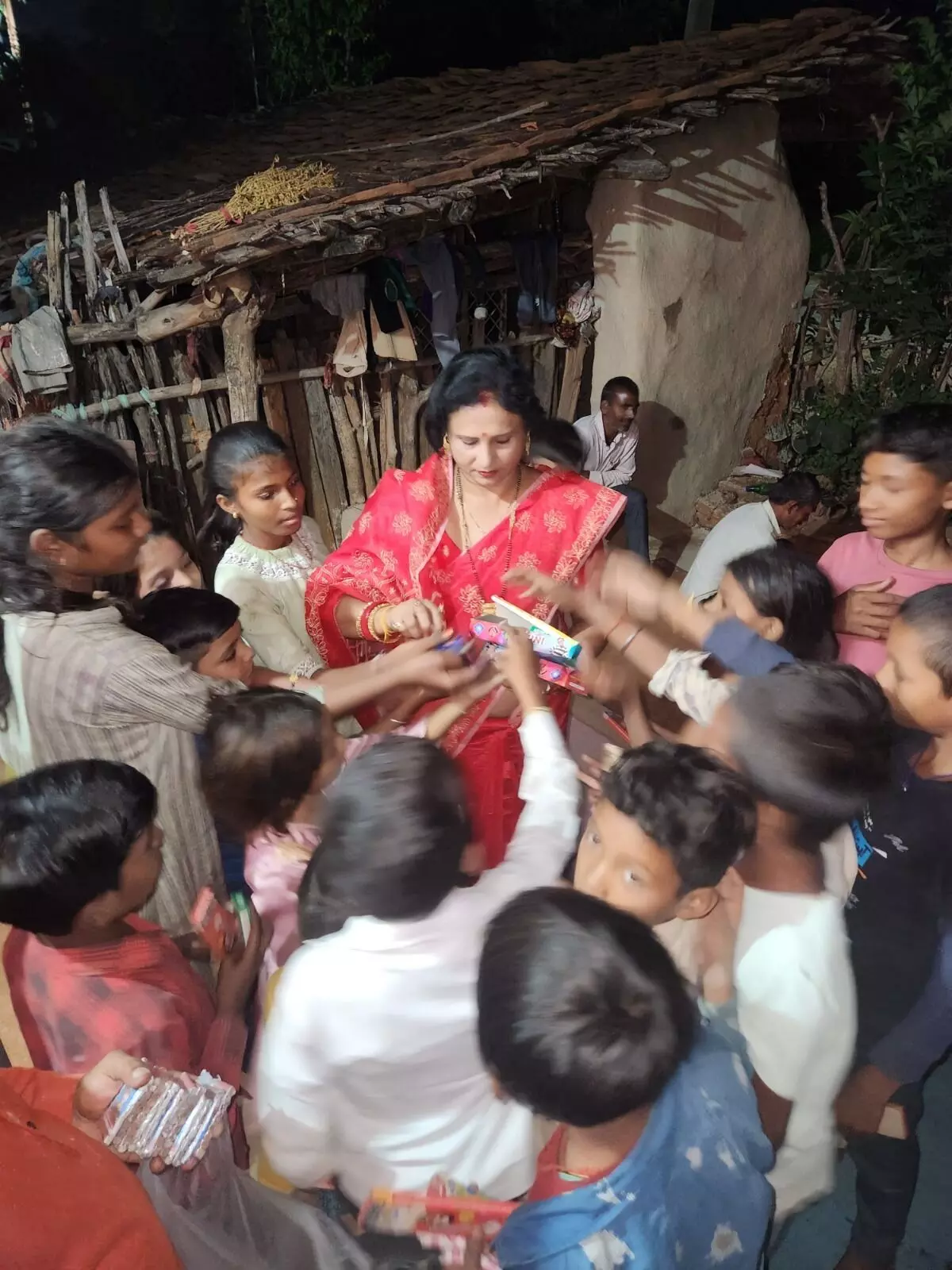 नगर परिषद अध्यक्ष ने आदिवासी वार्ड में जाकर मनाई दिवाली नगर परिषद अध्यक्ष ने आदिवासी वार्ड में जाकर मनाई दिवाली