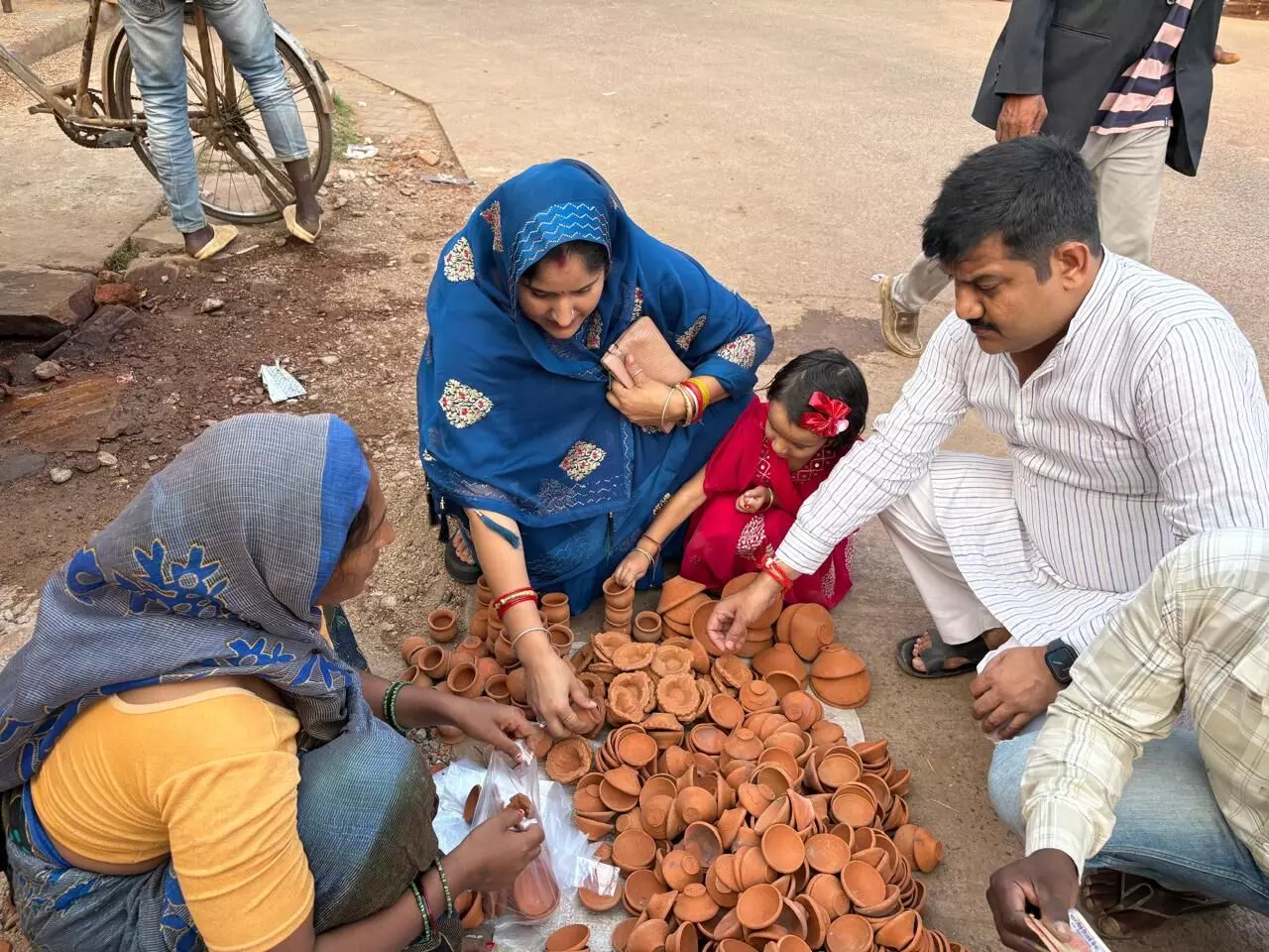 आत्मनिर्भर भारत वोकल फॉर लोकल को मिला समर्थन, भाजपा नेता रविराज सिंह यादव ने परिवार सहित खरीदे मिट्टी ने निर्मित दिए आत्मनिर्भर भारत वोकल फॉर लोकल को मिला समर्थन, भाजपा नेता रविराज सिंह यादव ने परिवार सहित खरीदे मिट्टी ने निर्मित दिए