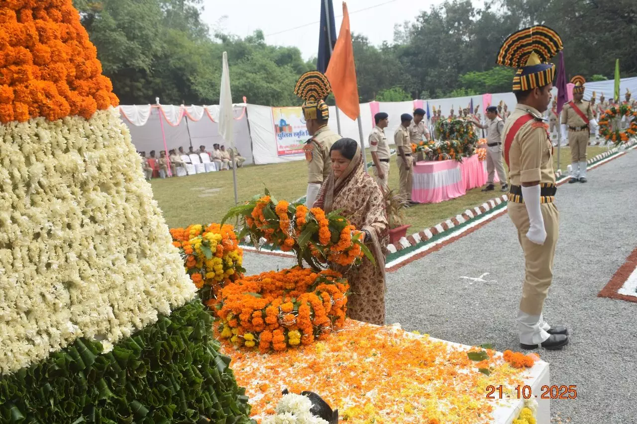 पन्ना पुलिस द्वारा पुलिस स्मृति दिवस पर शहीद परेड का आयोजन, कर्तव्य पथ पर शहीद हुए जवानों को किया गया नमन पन्ना पुलिस द्वारा पुलिस स्मृति दिवस पर शहीद परेड का आयोजन, कर्तव्य पथ पर शहीद हुए जवानों को किया गया नमन