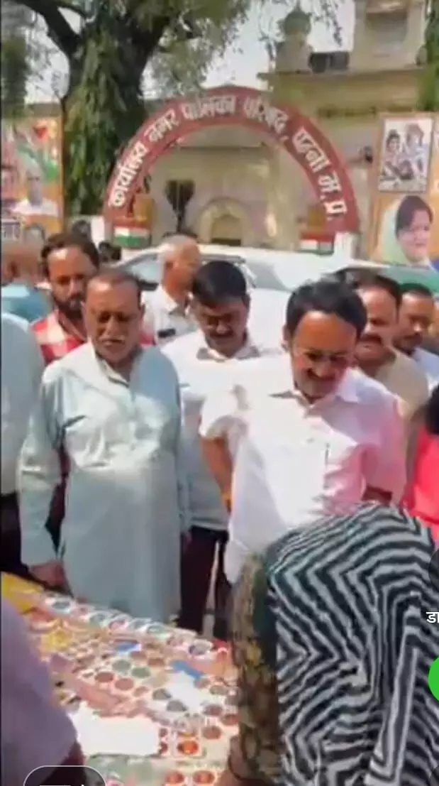 बाजार पहुंचकर विधायक ने स्थानीय व्यापारियों से खरीदा दीपावली का सामान बाजार पहुंचकर विधायक ने स्थानीय व्यापारियों से खरीदा दीपावली का सामान