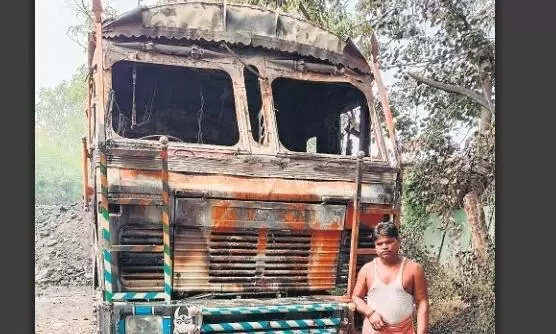 ट्रक में लगी आग, कैबिन खाक, कई जगहों पर हुए अग्नि हादसे ट्रक में लगी आग, कैबिन खाक, कई जगहों पर हुए अग्नि हादसे