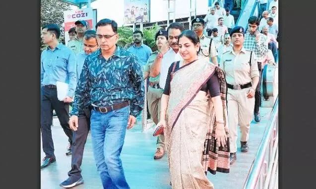 स्टेशन पर यात्रियों को कोई दिक्कत तो नहीं है, खुद देखने पहुंचीं जीएम स्टेशन पर यात्रियों को कोई दिक्कत तो नहीं है, खुद देखने पहुंचीं जीएम