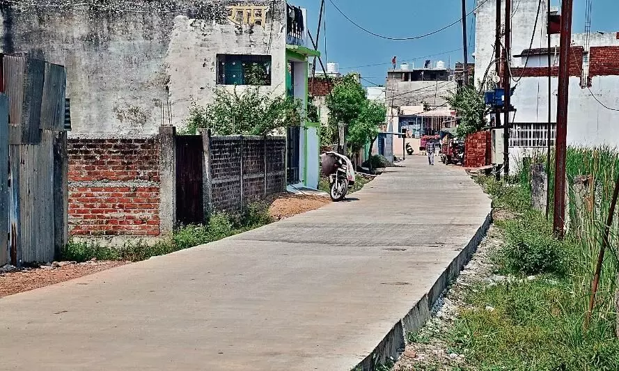 सीमेंट सड़क बनाई, साइड सोल्डरिंग करना भूले, घायल हो रहे लोग सीमेंट सड़क बनाई, साइड सोल्डरिंग करना भूले, घायल हो रहे लोग