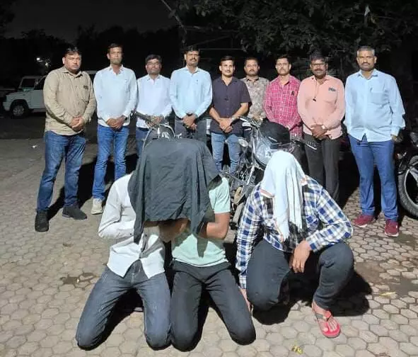 अपराध शाखा की बड़ी कार्रवाई में 3 चोर गिरफ्तार, 2 चोरी की बाइक बरामद अपराध शाखा की बड़ी कार्रवाई में 3 चोर गिरफ्तार, 2 चोरी की बाइक बरामद