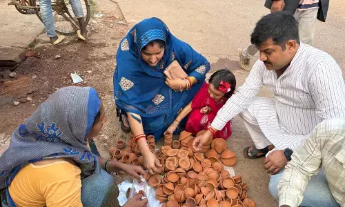 आत्मनिर्भर भारत वोकल फॉर लोकल को मिला समर्थन, भाजपा नेता रविराज सिंह यादव ने परिवार सहित खरीदे मिट्टी ने निर्मित दिए आत्मनिर्भर भारत वोकल फॉर लोकल को मिला समर्थन, भाजपा नेता रविराज सिंह यादव ने परिवार सहित खरीदे मिट्टी ने निर्मित दिए
