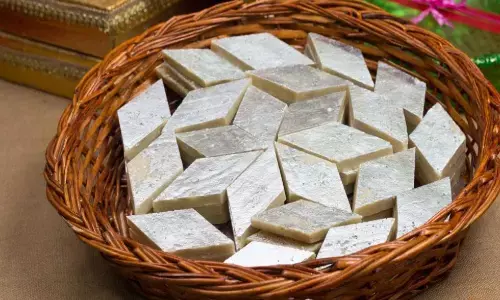 ज्यादा पैसे खर्च भी नहीं होंगे और आप घर पर बना पाएंगे शानदार काजू कतली, भाई दूज के लिए परफेक्ट रेसिपी ज्यादा पैसे खर्च भी नहीं होंगे और आप घर पर बना पाएंगे शानदार काजू कतली, भाई दूज के लिए परफेक्ट रेसिपी