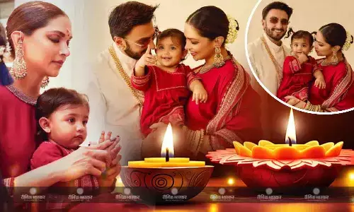 दीपिका पादुकोण और रणवीर सिंह ने रिवील किया बेटी का चेहरा, दुआ की क्यूटनेस ने लूटा फैंस का दिल दीपिका पादुकोण और रणवीर सिंह ने रिवील किया बेटी का चेहरा, दुआ की क्यूटनेस ने लूटा फैंस का दिल