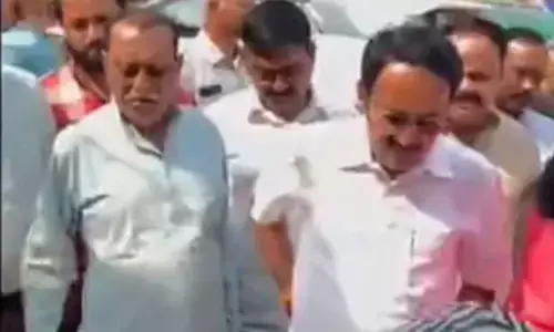 बाजार पहुंचकर विधायक ने स्थानीय व्यापारियों से खरीदा दीपावली का सामान बाजार पहुंचकर विधायक ने स्थानीय व्यापारियों से खरीदा दीपावली का सामान