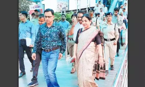 स्टेशन पर यात्रियों को कोई दिक्कत तो नहीं है, खुद देखने पहुंचीं जीएम स्टेशन पर यात्रियों को कोई दिक्कत तो नहीं है, खुद देखने पहुंचीं जीएम