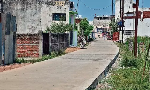 सीमेंट सड़क बनाई, साइड सोल्डरिंग करना भूले, घायल हो रहे लोग सीमेंट सड़क बनाई, साइड सोल्डरिंग करना भूले, घायल हो रहे लोग