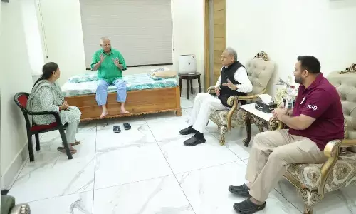 महागठबंधन में RJD - कांग्रेस तनातनी के बीच, लालू-तेजस्वी से मिलने पहुंचे अशोक गहलोत, सीट शेयरिंग और फ्रेंडली फाइट पर की चर्चा महागठबंधन में RJD - कांग्रेस तनातनी के बीच, लालू-तेजस्वी से मिलने पहुंचे अशोक गहलोत, सीट शेयरिंग और फ्रेंडली फाइट पर की चर्चा