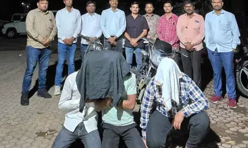 अपराध शाखा की बड़ी कार्रवाई में 3 चोर गिरफ्तार, 2 चोरी की बाइक बरामद अपराध शाखा की बड़ी कार्रवाई में 3 चोर गिरफ्तार, 2 चोरी की बाइक बरामद