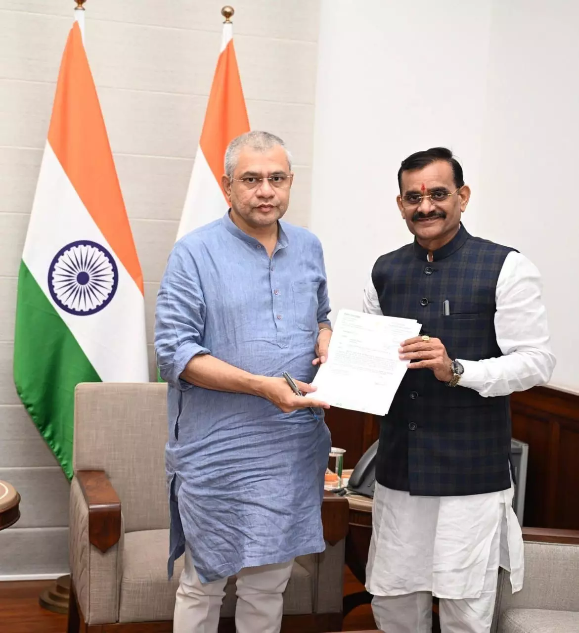 वंदे भारत ट्रेन चलेगी खजुराहो से बनारस के लिए, रेल मंत्री ने सांसद विष्णुदत्त शर्मा को सौंपा स्वीकृति पत्र वंदे भारत ट्रेन चलेगी खजुराहो से बनारस के लिए, रेल मंत्री ने सांसद विष्णुदत्त शर्मा को सौंपा स्वीकृति पत्र