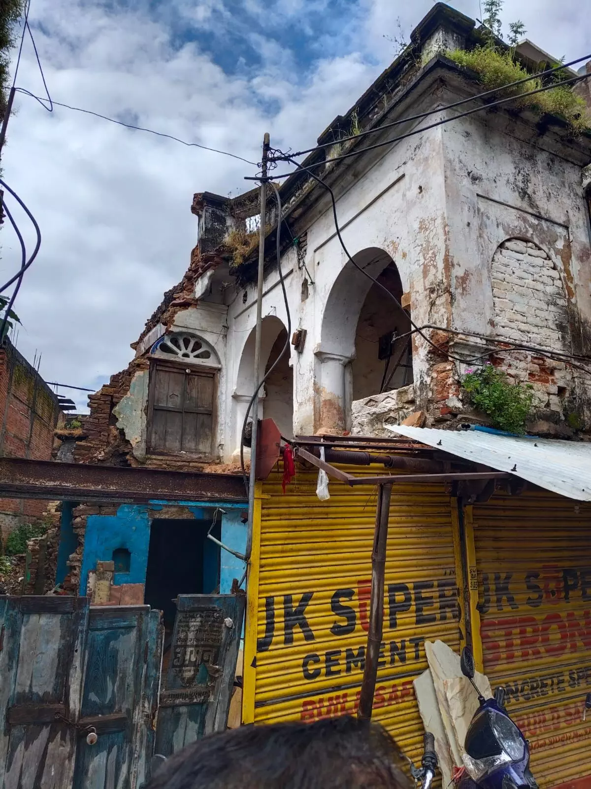 जर्जर इमारतें-बडा बाजार में बडा हादसा होने का खतरा, प्रशासन बेखबर जर्जर इमारतें-बडा बाजार में बडा हादसा होने का खतरा, प्रशासन बेखबर