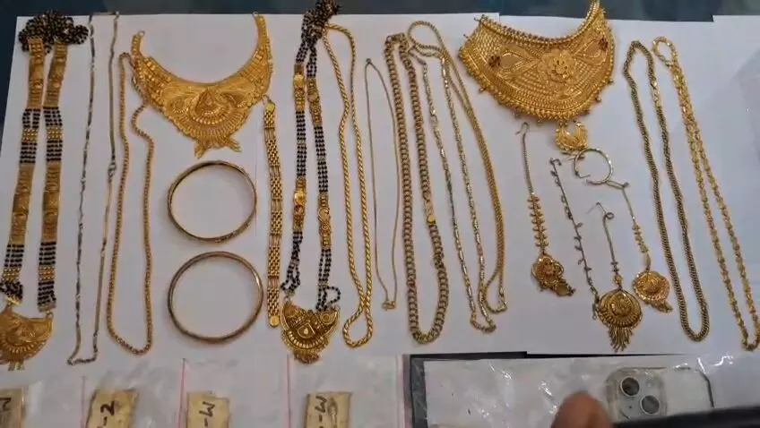 10 दिनों में तीसरी और शिवड़ी में दूसरी बड़ी लूट की वारदात, नकाबपोश बदमाशों ने लूटे 48 लाख के गहने 10 दिनों में तीसरी और शिवड़ी में दूसरी बड़ी लूट की वारदात, नकाबपोश बदमाशों ने लूटे 48 लाख के गहने