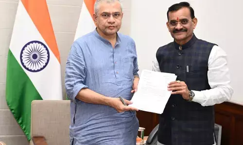 वंदे भारत ट्रेन चलेगी खजुराहो से बनारस के लिए, रेल मंत्री ने सांसद विष्णुदत्त शर्मा को सौंपा स्वीकृति पत्र वंदे भारत ट्रेन चलेगी खजुराहो से बनारस के लिए, रेल मंत्री ने सांसद विष्णुदत्त शर्मा को सौंपा स्वीकृति पत्र