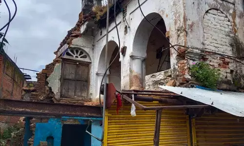 जर्जर इमारतें-बडा बाजार में बडा हादसा होने का खतरा, प्रशासन बेखबर जर्जर इमारतें-बडा बाजार में बडा हादसा होने का खतरा, प्रशासन बेखबर
