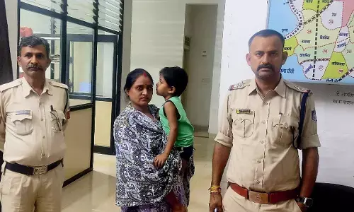 बाजार में गुम हुए बच्चे को पुलिस ने एक घण्टे में खोज निकाला बाजार में गुम हुए बच्चे को पुलिस ने एक घण्टे में खोज निकाला