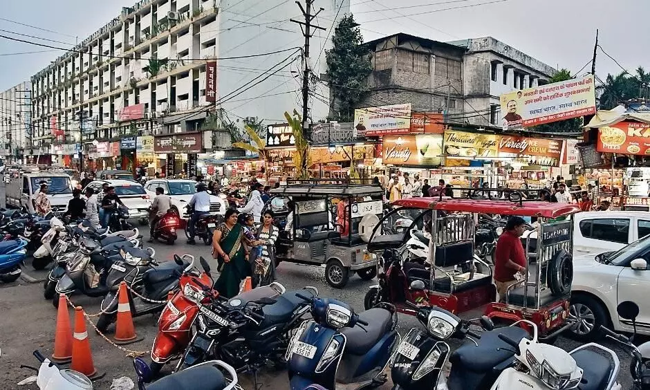सिविक सेंटर चौपाटी के बाहर वाहनों की पार्किंग, पल-पल में लग रहा जाम सिविक सेंटर चौपाटी के बाहर वाहनों की पार्किंग, पल-पल में लग रहा जाम
