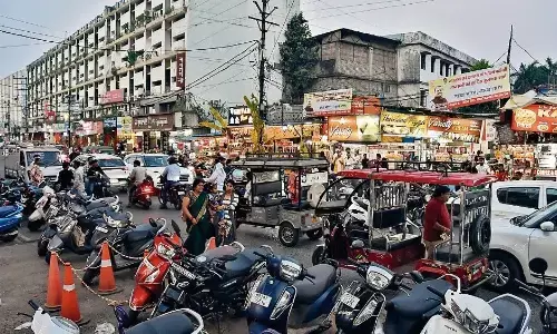 सिविक सेंटर चौपाटी के बाहर वाहनों की पार्किंग, पल-पल में लग रहा जाम