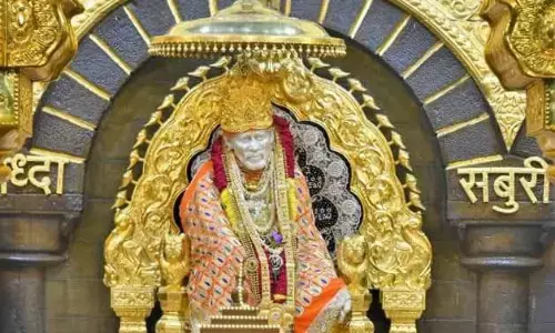शिर्डी में सांईं दर्शन के लिए भक्तों की भारी भीड़, दिवाली की छुट्टियों में उमड़े श्रद्धालु शिर्डी में सांईं दर्शन के लिए भक्तों की भारी भीड़, दिवाली की छुट्टियों में उमड़े श्रद्धालु