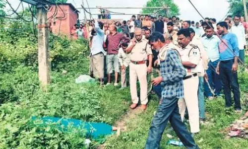 ट्रांसफाॅर्मर से करंट लगने पर महिला की मौत, ग्रामीणाें ने किया चकाजाम ट्रांसफाॅर्मर से करंट लगने पर महिला की मौत, ग्रामीणाें ने किया चकाजाम