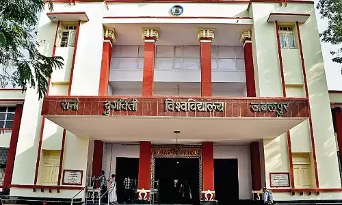 रादुविवि कर्मचारी संघ में मचा घमासान थम नहीं रहा रादुविवि कर्मचारी संघ में मचा घमासान थम नहीं रहा
