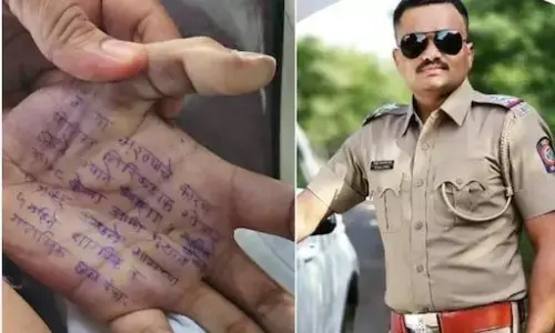 महिला डॉक्टर ने हथेली पर लिखा सुसाइड नोट और कर ली आत्महत्या, पुलिस अधिकारी पर रेप का आरोप - सस्पेंड महिला डॉक्टर ने हथेली पर लिखा सुसाइड नोट और कर ली आत्महत्या, पुलिस अधिकारी पर रेप का आरोप - सस्पेंड