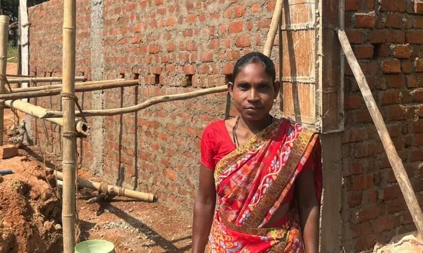मिट्टी की झोपड़ी से पक्के घर तक: सन्ना गांव की महंती बेक की कहानी मिट्टी की झोपड़ी से पक्के घर तक: सन्ना गांव की महंती बेक की कहानी