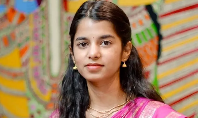 हमें फंसाने की नाकाम साजिश..., पाग विवाद पर BJP उम्मीदवार मैथिली ठाकुर ने दी सफाई हमें फंसाने की नाकाम साजिश..., पाग विवाद पर BJP उम्मीदवार मैथिली ठाकुर ने दी सफाई