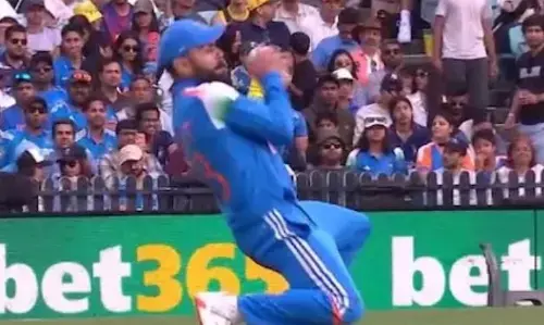 कोहली ने दिखाई चीते सी फुर्ति, सिडनी वनडे में पकड़ा हैरतअंगेज कैच, देखें VIDEO.. कोहली ने दिखाई चीते सी फुर्ति, सिडनी वनडे में पकड़ा हैरतअंगेज कैच, देखें VIDEO..