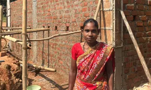 मिट्टी की झोपड़ी से पक्के घर तक: सन्ना गांव की महंती बेक की कहानी मिट्टी की झोपड़ी से पक्के घर तक: सन्ना गांव की महंती बेक की कहानी
