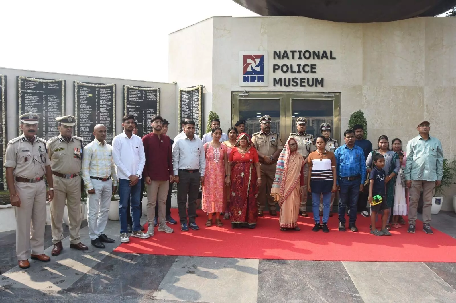 सीआईएसएफ ने राष्ट्रीय पुलिस स्मारक नईदिल्ली में शूरवीरों को किया सम्मानित सीआईएसएफ ने राष्ट्रीय पुलिस स्मारक नईदिल्ली में शूरवीरों को किया सम्मानित