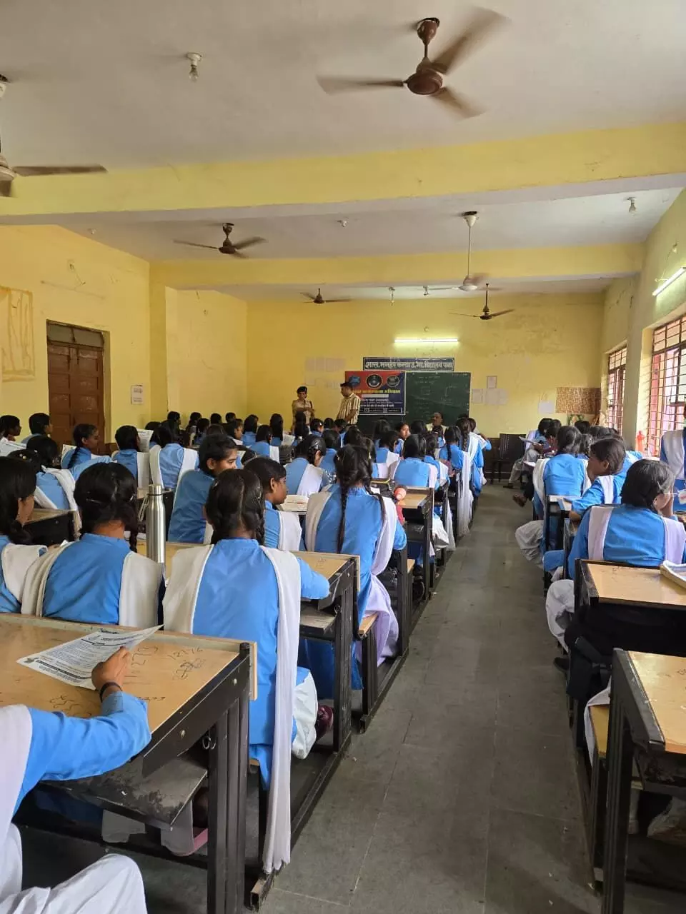 पुलिस ने मनहर कन्या विद्यालय में आयोजित किया सायबर जागरूकता कार्यक्रम पुलिस ने मनहर कन्या विद्यालय में आयोजित किया सायबर जागरूकता कार्यक्रम