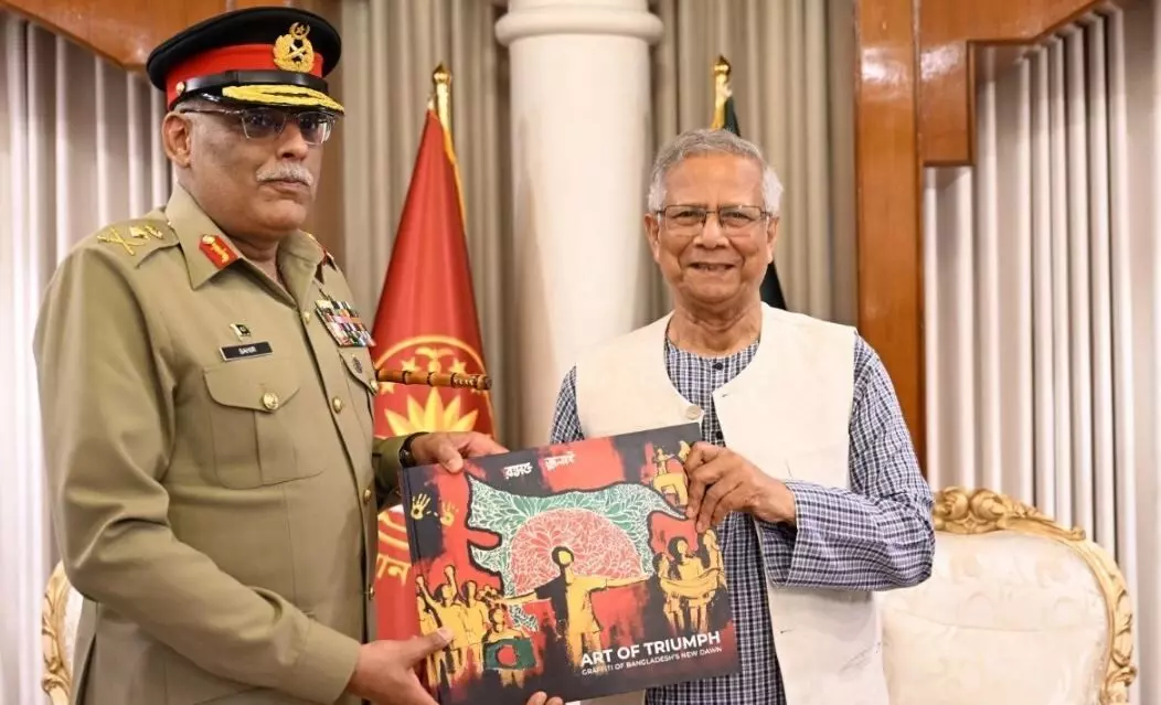 PAK जनरल ने मोहम्मद यूनुस से की मुलाकात, जानें तोहफे में दी तस्वीर से कैसे बढ़ सकती है भारत की टेंशन PAK जनरल ने मोहम्मद यूनुस से की मुलाकात, जानें तोहफे में दी तस्वीर से कैसे बढ़ सकती है भारत की टेंशन
