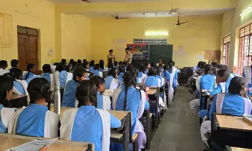 पुलिस ने मनहर कन्या विद्यालय में आयोजित किया सायबर जागरूकता कार्यक्रम पुलिस ने मनहर कन्या विद्यालय में आयोजित किया सायबर जागरूकता कार्यक्रम