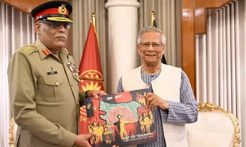 PAK जनरल ने मोहम्मद यूनुस से की मुलाकात, जानें तोहफे में दी तस्वीर से कैसे बढ़ सकती है भारत की टेंशन PAK जनरल ने मोहम्मद यूनुस से की मुलाकात, जानें तोहफे में दी तस्वीर से कैसे बढ़ सकती है भारत की टेंशन