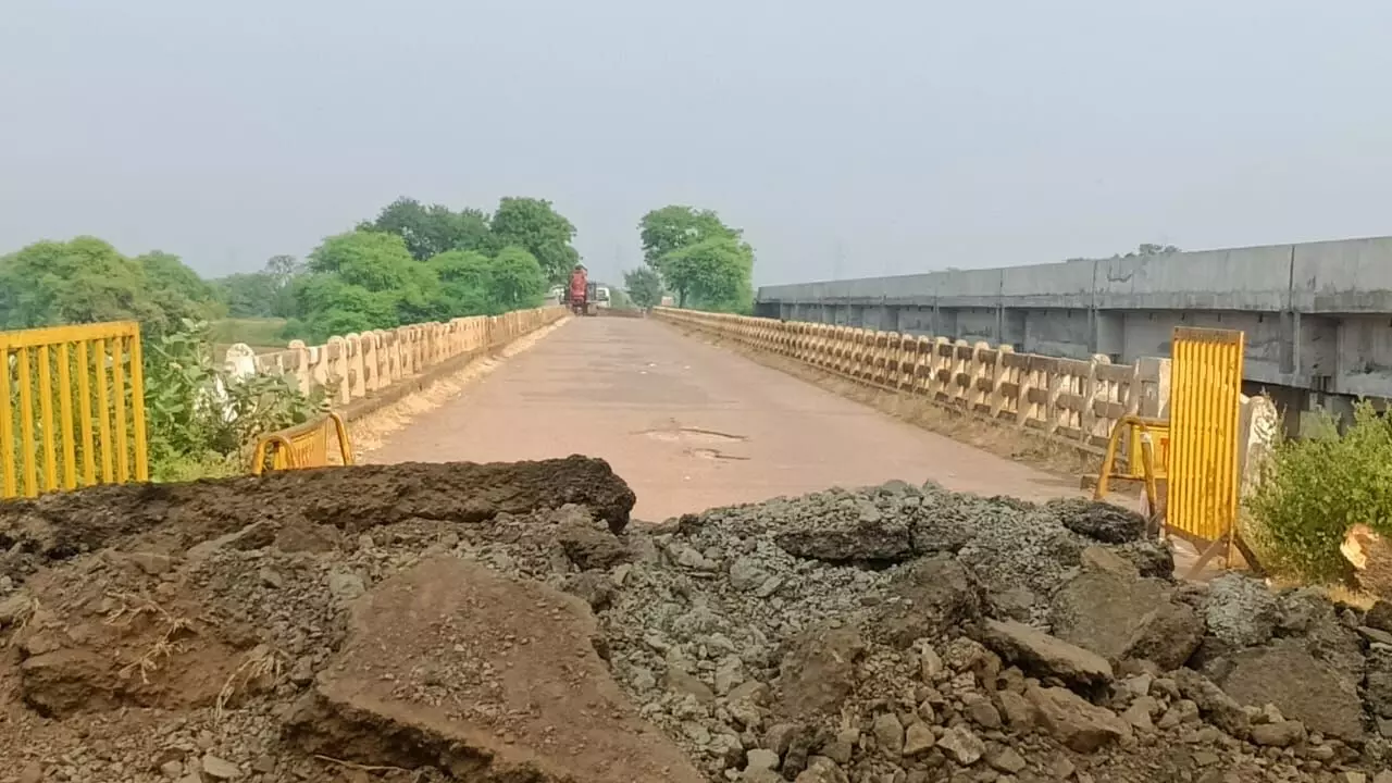 दो माह से दमोह जाने वाले मार्ग पर ब्यारमा नदीं का पुल बंद, दोनों जिलों के लोग हो रहे परेशान, नवीन पुल निर्माण की गति भी कछुआ चाल दो माह से दमोह जाने वाले मार्ग पर ब्यारमा नदीं का पुल बंद, दोनों जिलों के लोग हो रहे परेशान, नवीन पुल निर्माण की गति भी कछुआ चाल