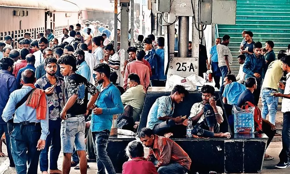 रेलवे की कमाई का फंडा, स्पेशल ट्रेन का किराया भी ज्यादा और वेटिंग टिकट भी रेलवे की कमाई का फंडा, स्पेशल ट्रेन का किराया भी ज्यादा और वेटिंग टिकट भी