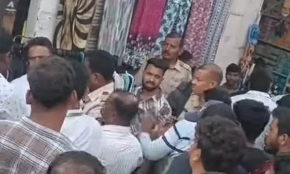 सीताबर्डी में हॉकर्स और पुलिस के बीच हुआ हंगामा, पुलिस की कार्यप्रणाली पर उठे सवाल सीताबर्डी में हॉकर्स और पुलिस के बीच हुआ हंगामा, पुलिस की कार्यप्रणाली पर उठे सवाल